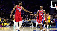 Joel Embiid a Tyrese Maxey z Philadelphie bhem utkání proti Indian.