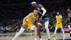 Austin Reaves (vlevo) z Los Angeles Lakers se dere pes Jadena McDanielse z...