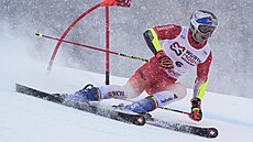 �výcar Marco Odermatt b�hem prvního kola ob�ího slalomu ve Val d�Isere.