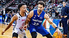 Drew Crawford (vpravo) z Ramatu Gan si hlídá balon b�hem utkání Ligy mistr�,...