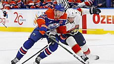 Dmitrij Kulikov se sna�í bránit Connora McDavida.