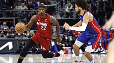 Jimmy Butler se sna�í proniknout ke ko�i p�es bránícího Cadea Cunninghama.