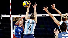 eská univerzálka Gabriela Orovoová na minulém mistrovství svta útoí vedle...