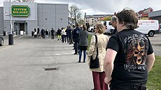 Lidé v Göteborgu ekají ve front ped Systembolagetem, státním obchodním...
