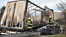 V ulici 5. kv�tna hasi�i uhasili po�ár náv�su kamionu. (19. prosince 2024)