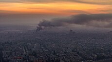 Letecký snímek ukazuje kou po náletech v Damaku. Syrská observato pro lidská...