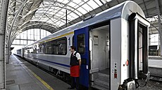 Z pra�ského hlavního nádra�í v 7:15 odjel první vlak nové linky �eských drah...