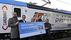 Z pra�ského hlavního nádra�í v 7:15 odjel první vlak nové linky �eských drah...