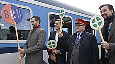 Z pra�ského hlavního nádra�í v 7:15 odjel první vlak nové linky �eských drah...