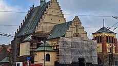 Omítky poh�ebního kostela Vojt�cha z Pern�tejna nejsou v nejlep�ím stavu....