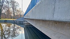 P�vodní most v Mn�ticích nahradila nová betonová konstrukce.