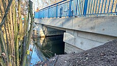 P�vodní most v Mn�ticích nahradila nová betonová konstrukce.