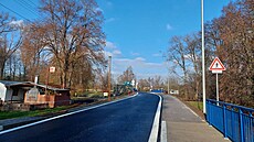 Krom� most� dostala nový povrch i silnice.