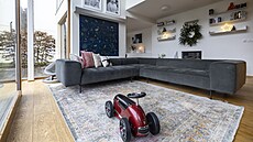 Rodina nevlastní televizi, namísto toho se kochá výhledy do okolní krajiny.