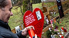 Lidé si p�ipomn�li 13. výro�í úmrtí Václava Havla u jeho chalupy na Hráde�ku....