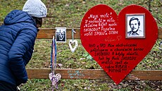 Lidé si p�ipomn�li 13. výro�í úmrtí Václava Havla u jeho chalupy na Hráde�ku....