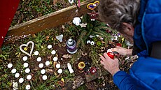 Lidé si p�ipomn�li 13. výro�í úmrtí Václava Havla u jeho chalupy na Hráde�ku....