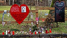 Lidé si p�ipomn�li 13. výro�í úmrtí Václava Havla u jeho chalupy na Hráde�ku....