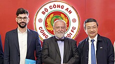 Hynek Kmoní�ek (uprost�ed), velvyslanec �R ve Vietnamu, se zástupci vietnamské...