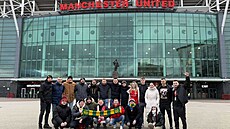 Cocher pravideln� po�ádá zájezdy fanou�k� United.