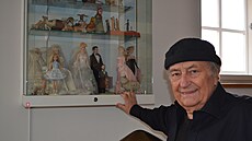 Jen malinká �ást �domácí� expozice panenek Barbie. Zde svatební kolekce...