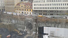 Výstavba Qadria ve Spálené. Ta velká díra uprost�ed, to je výstup ze stanice...