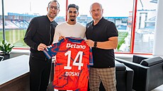 Merchas Doski po p�estupu ze Slovácka do Plzn� pózuje s dresem Viktorie. Vlevo...