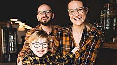 Malý Oliver trpící Angelmanovým syndromem s maminkou Lenkou a tatínkem Radem