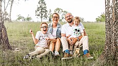 Malý Oliver trpící Angelmanovým syndromem se svou rodinou