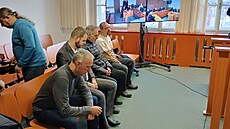 tveice obalovaných ped soudem. Pokozený vypovídal prostednictvím...