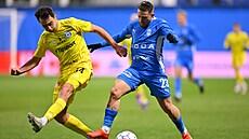 Mat�j Hada� z Olomouce (vlevo) v souboji s Vasilem Ku�ejem z Mladé Boleslavi.