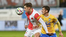Daniel Fila ze Slavie si kryje mí� p�ed Josefem �vandou z Teplic.