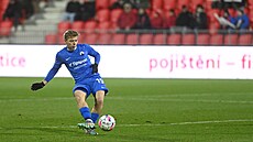 Michal Hlavatý z Liberce st�ílí na bránu Pardubic.