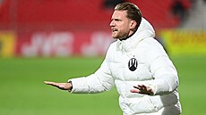 Liberecký kou�  Radoslav Ková� b�hem utkání s Pardubicemi.