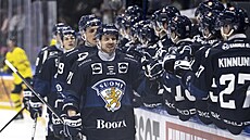 Fin�tí hokejisté se radují z gólu v utkání se �védskem.