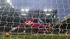 Jacob Murphy z Newcastlu st�ílí gól Leicesteru.