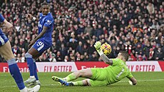 Evertonský branká� Jordan Pickford vyrá�í mí� v utkání proti Newcastlu.