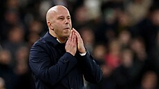 Liverpoolský kou� Arne Slot b�hem utkání s Fulhamem.