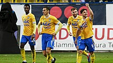 Tepli�tí fotbalisté se radují z gólu v utkání proti Slavii.