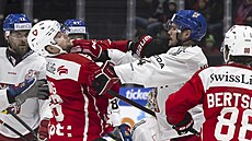 �výcar Sven Jung (vlevo) v souboji s Tomá�em Kundrátkem z �eska.