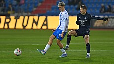Michal Kohút ze Slovácka napadá Tomá�e Riga z Ostravy.