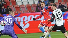 Plzeský Jan Kopic stílí gól eským Budjovicím.