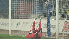 Branká� Tomá� Fry�ták ze Slovácka inkasuje gól z penalty.