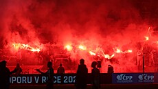 Plze�tí fanou�ci b�hem utkání s Bud�jovicemi.