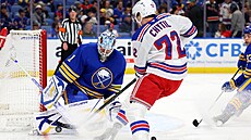 Filip Chytil z New York Rangers v �anci p�ed branká�em Ukko-Pekkou Luukkonenem...