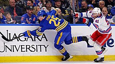 Owen Power (vlevo) z Buffala se sna�í odpoutat od Reillyho Smithe z New York...