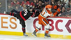 Cutter Gauthier (vpravo) z Anaheimu brán�ný Noahem Gregorem z Ottawy.