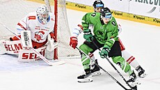 Olomoucký branká Matj Machovský sleduje souboj spoluhráe Matoue Meníka s...