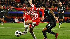 Bryan Gil (vlevo) z Girony se sna�í uniknout Luisovi Diazovi z Liverpoolu.