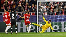 Liverpoolský branká� Alisson Becker zasahuje v zápase s Gironou.
